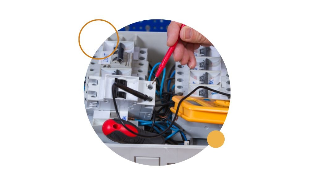 Persona aprendiendo cómo ser instalador electricista en un cuadro eléctrico.