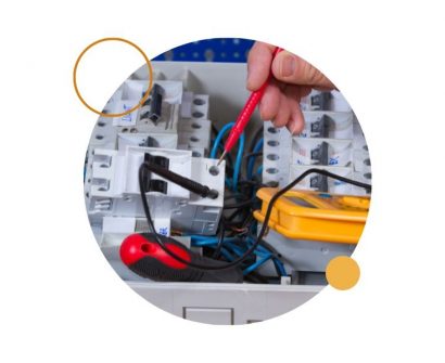 Persona aprendiendo cómo ser instalador electricista en un cuadro eléctrico.