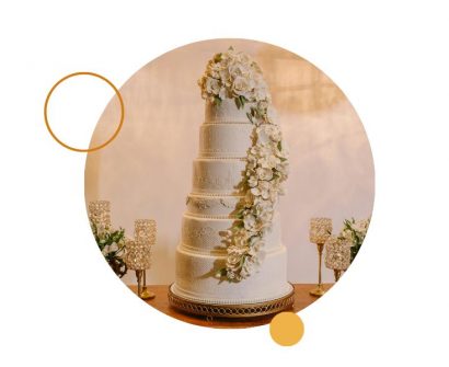 Tarta de varios pisos decorada con flores blancas y detalles elegantes en estilo de pastelería profesional para eventos y bodas.